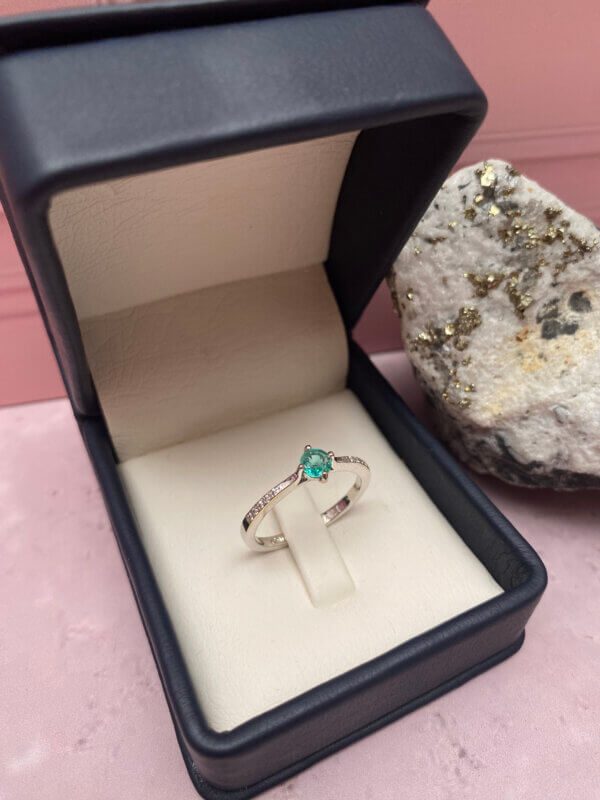 Anillo Oro blanco 18k con Esmeralda