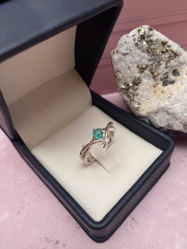 Set Anillos Oro 18k y Esmeraldas y Diamante