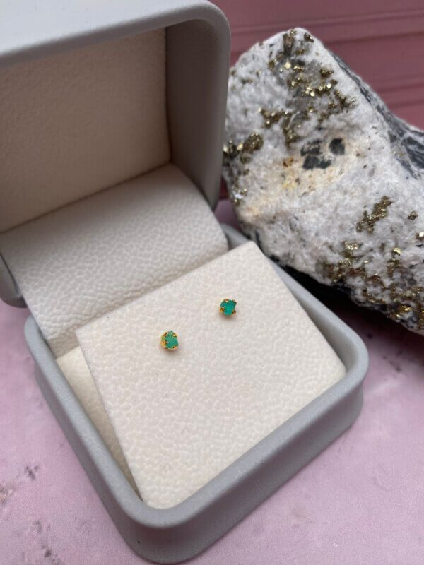 Topitos en plata con Esmeralda en Bruto 2.5 mm enchapados en Oro 18k