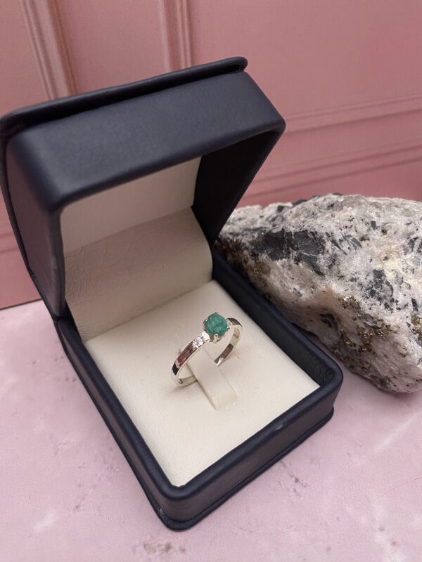 Anillo en plata con Esmeralda en bruto