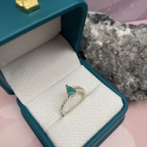 Anillo en plata con Esmeralda Lágrima y circones suizos