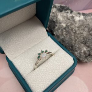 Anillo Patita Esmeraldas con ópalo central