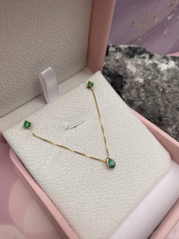Set Oro 18k Topitos solitarios redondos y dije esmeralda en lágrima