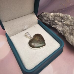 Dije Corazón Morralla de  esmeralda en plata