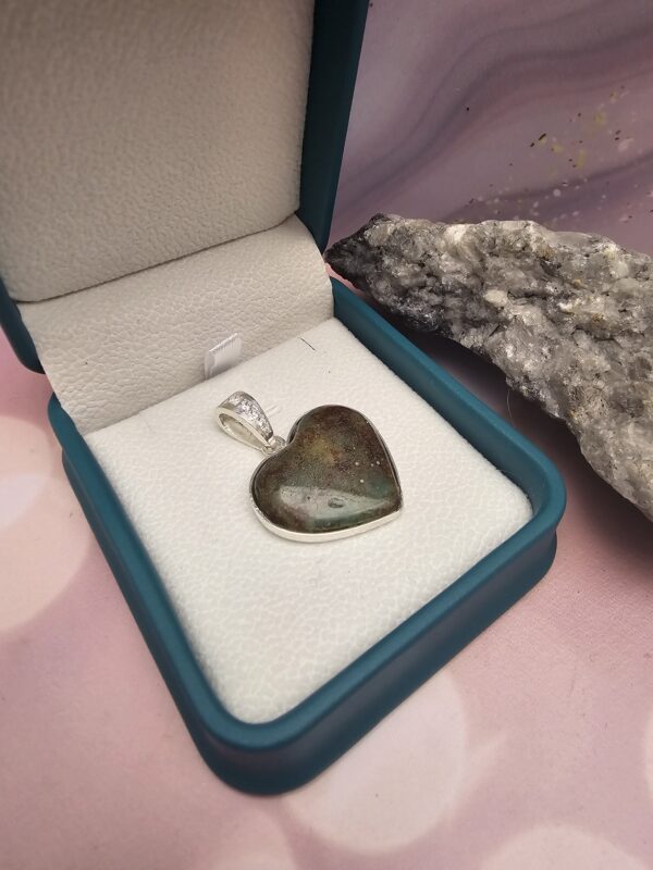 Dije Corazón Morralla de  esmeralda en plata
