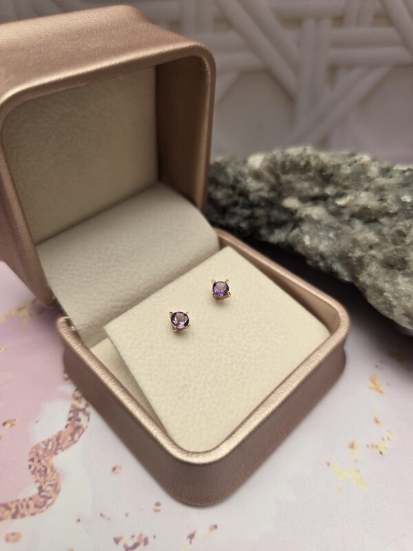 Topitos Solitarios con Amatista 4mm en oro 18K