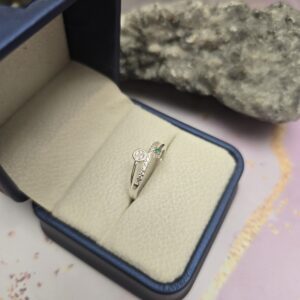 Anillo Promo Solitario en plata con Esmeralda y circones suizos