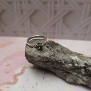 Anillo en plata con Esmeralda en bruto