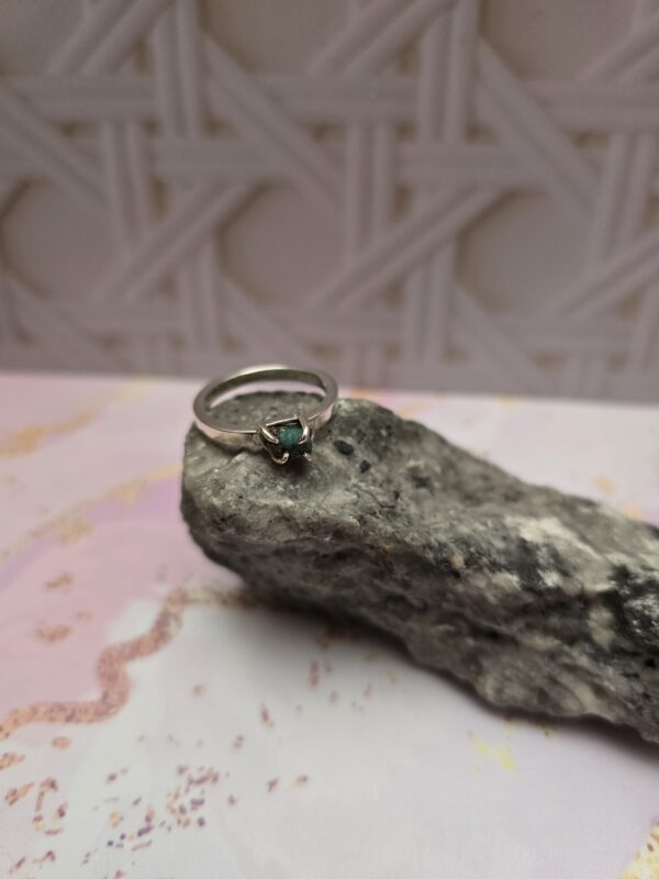 Anillo en plata con Esmeralda en bruto