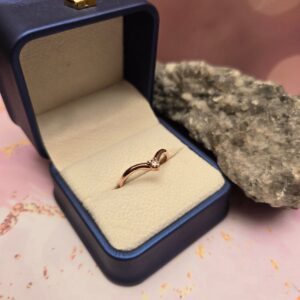 Anillo Solitario en V Oro Rosa 18k con Diamante