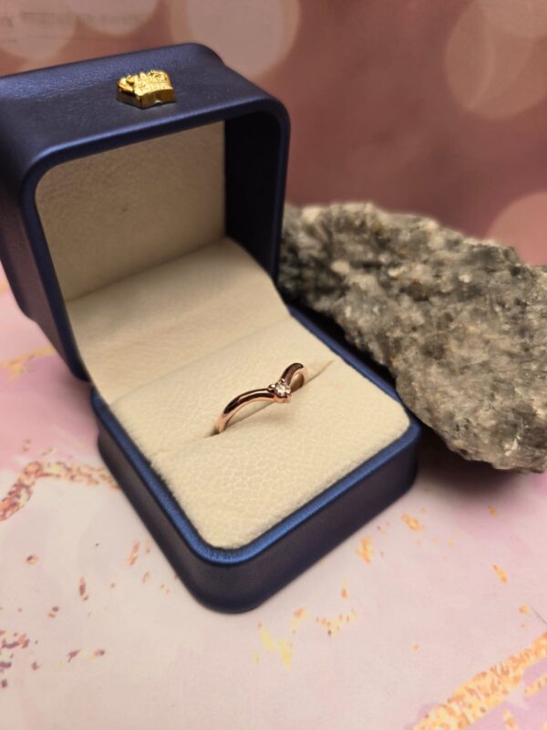 Anillo Solitario en V Oro Rosa 18k con Diamante