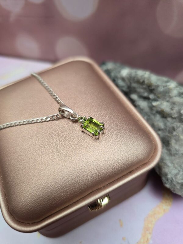 Dije Peridoto en plata