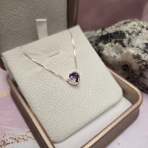 Mini-Dije en plata con Amatista Corazón