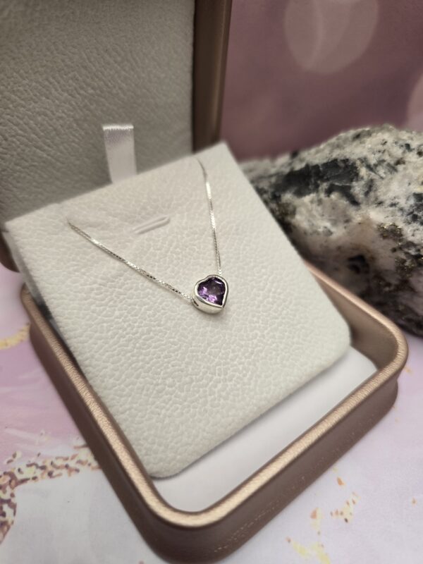 Mini-Dije en plata con Amatista Corazón
