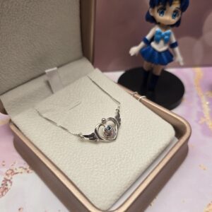 Dije Sailor Moon en plata con Topacio (Sailor Mercury)
