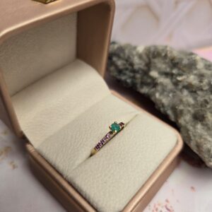 Anillo Oro 18k , Esmeralda central y Amatistas laterales
