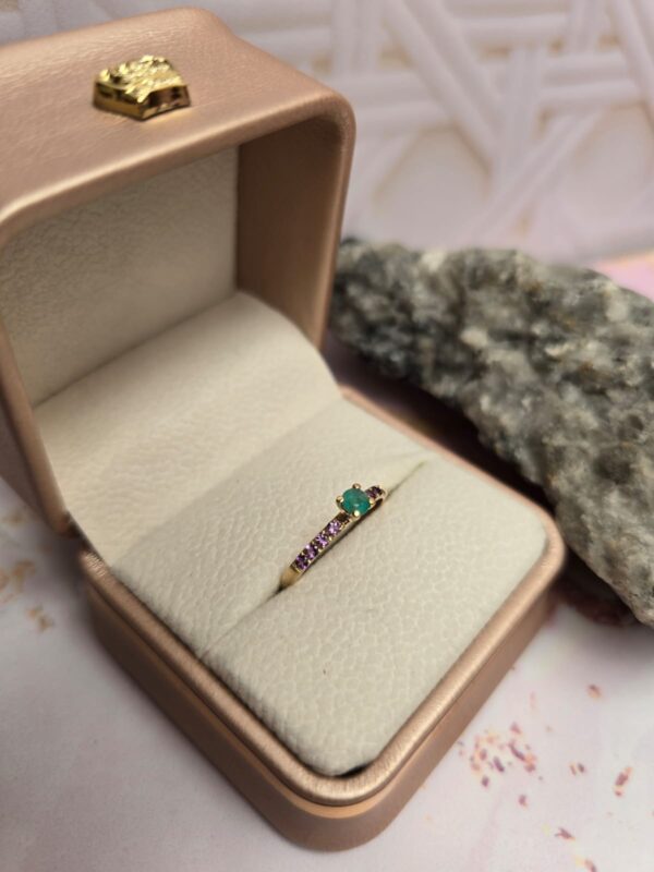 Anillo Oro 18k , Esmeralda central y Amatistas laterales