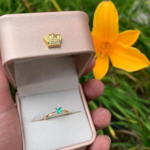 Anillo Solitario Oro Amarillo 18k con Esmeralda