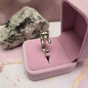 Anillo Osito en plata con Esmeralda