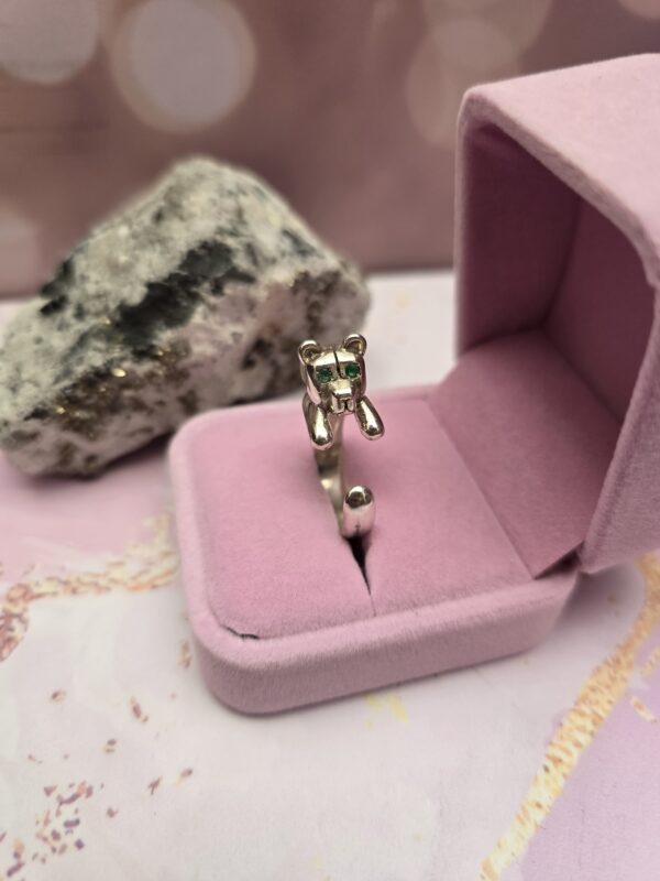 Anillo Osito en plata con Esmeralda