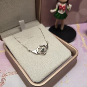 Dije Sailor Moon en plata con Esmeralda (Sailor Jupiter)
