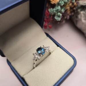 Anillo plata topacio central London Blue y circones suizos