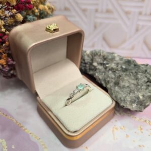 Anillo Cruzado en plata con Esmeralda y circones