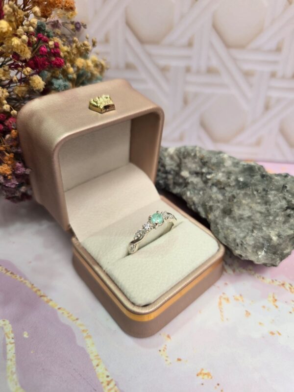 Anillo Cruzado en plata con Esmeralda y circones