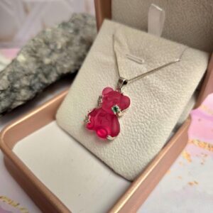 Dije Gummy Bear Fucsia en silicona con herraje en plata y Esmeralda