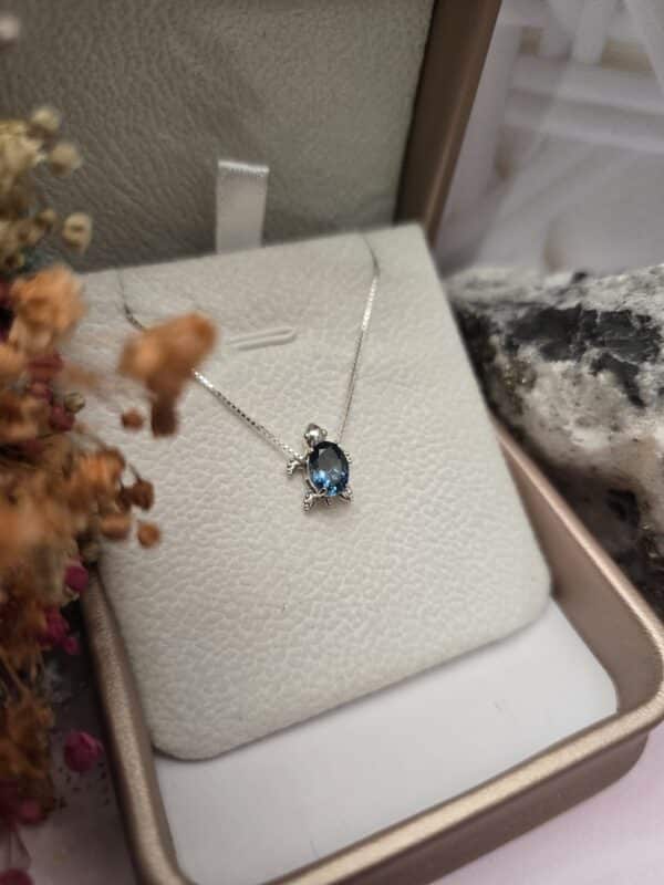 Dije tortuga en plata con Topacio London Blue