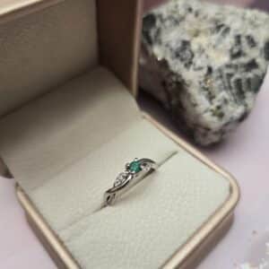 Anillo Oro Blanco 18k cruzado con Esmeralda Colombiana