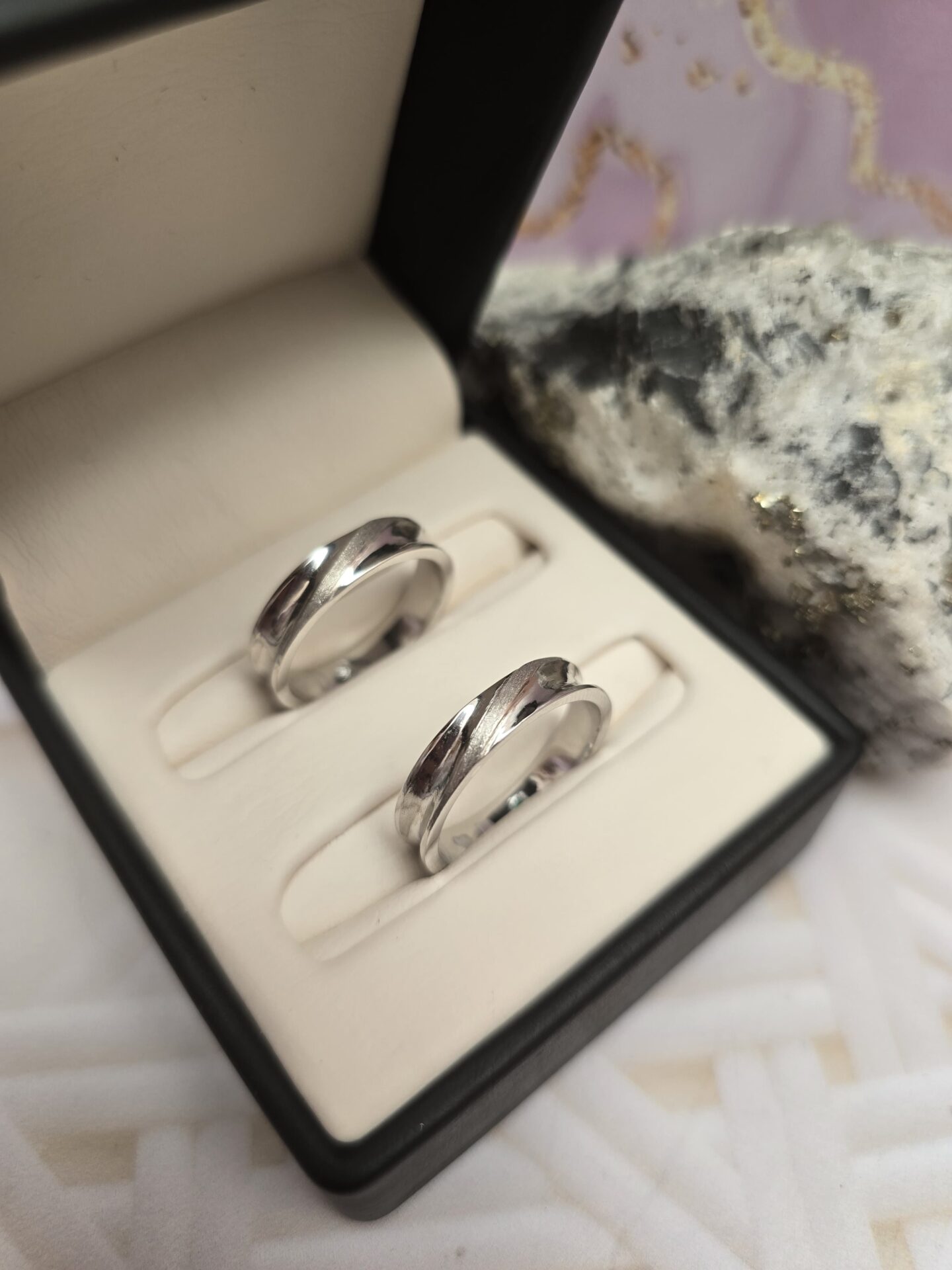 Set Matrimonial Oro Blanco 18k con Gemas Oculta: Esmeralda y Diamante