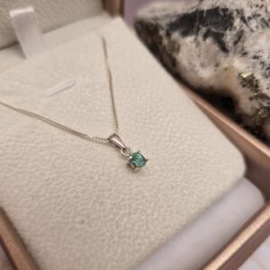 Mini Dije con pasacadena en plata con Esmeralda talla Óvalo