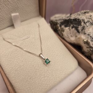 Mini Dije con pasacadena en plata con Esmeralda talla cuadrada