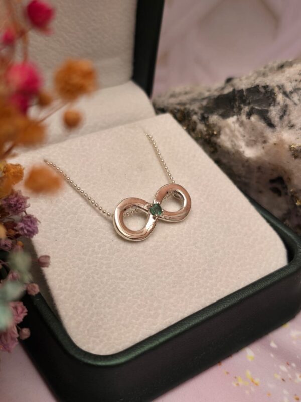 Dije Infinito en plata con Esmeralda