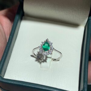 Anillo Esmeralda Corte Lágrima en Oro blanco 18K