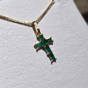 Crucifijo en Oro 18k con Esmeralda Colombiana (Unicamente dije)