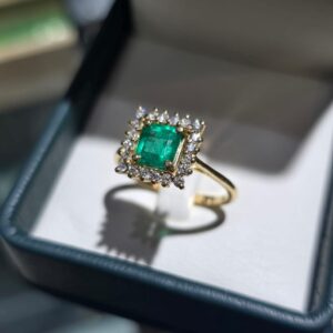 Anillo Esmeralda Cuadrada con diamantes en Oro  18K