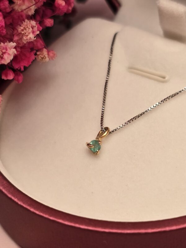 Mini Dije Cute Oro 18k con Esmeralda Colombiana y cadena en plata italiana