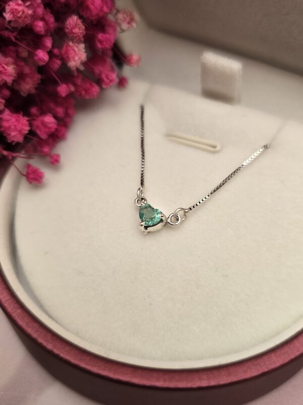 Dije en plata con Esmeralda talla Corazón