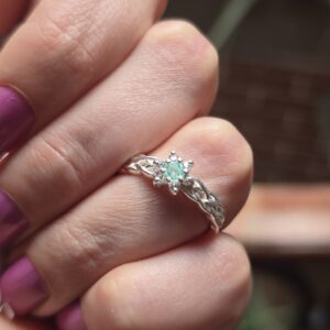 Anillo trenzado en plata con Flor en Esmeralda Colombiana y circones