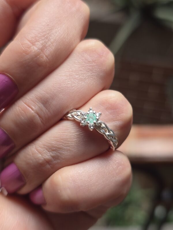 Anillo trenzado en plata con Flor en Esmeralda Colombiana y circones