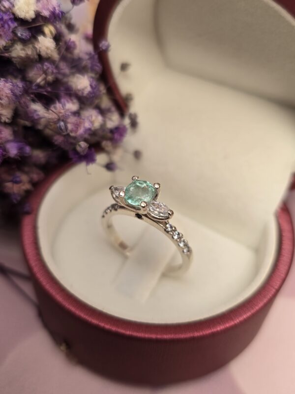 Anillo Tríada en plata con Esmeralda Colombiana y Zafiros ocultos