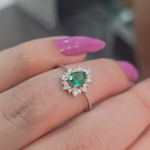 Anillo Halo con diamantes y Esmeralda Corte Lágrima en Oro blanco 18K