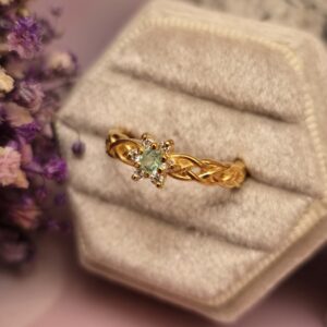 Anillo trenzado en plata con Flor en Esmeralda Colombiana y circones con baño en oro 18K