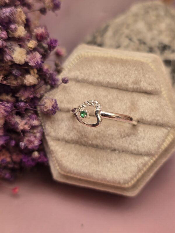 Anillo Promo Corazón Horizontal en plata con Esmeralda Colombiana