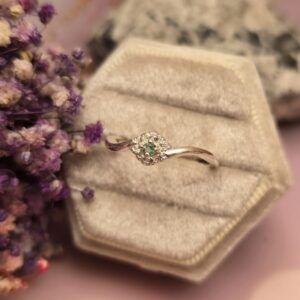 Anillo Promo Flor 4 pétalos en plata con Esmeralda Colombiana