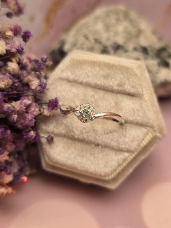 Anillo Promo Flor 4 pétalos en plata con Esmeralda Colombiana