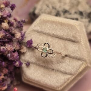 Anillo Promo Flor 4 pétalos en plata con Esmeralda Colombiana