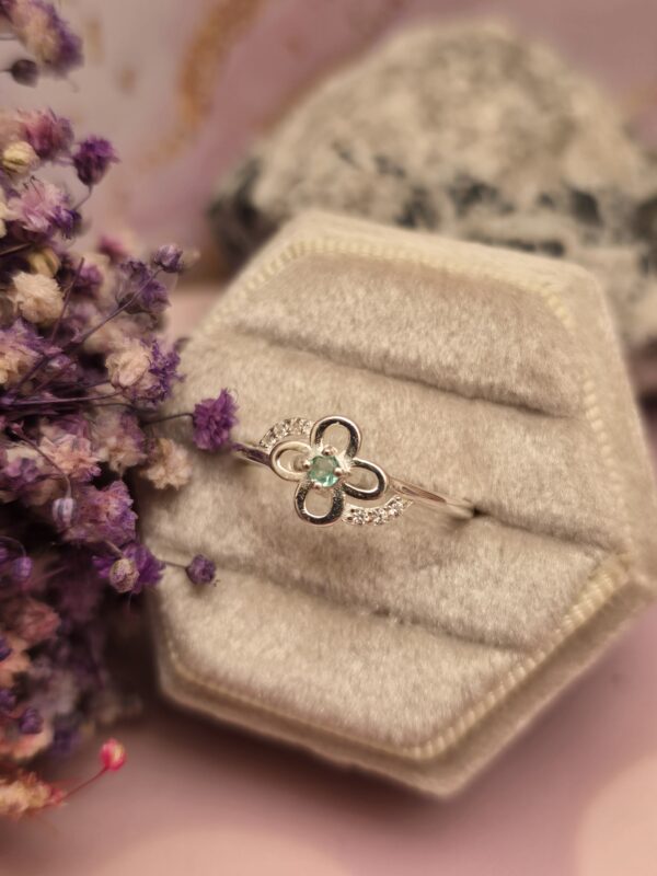 Anillo Promo Flor 4 pétalos en plata con Esmeralda Colombiana